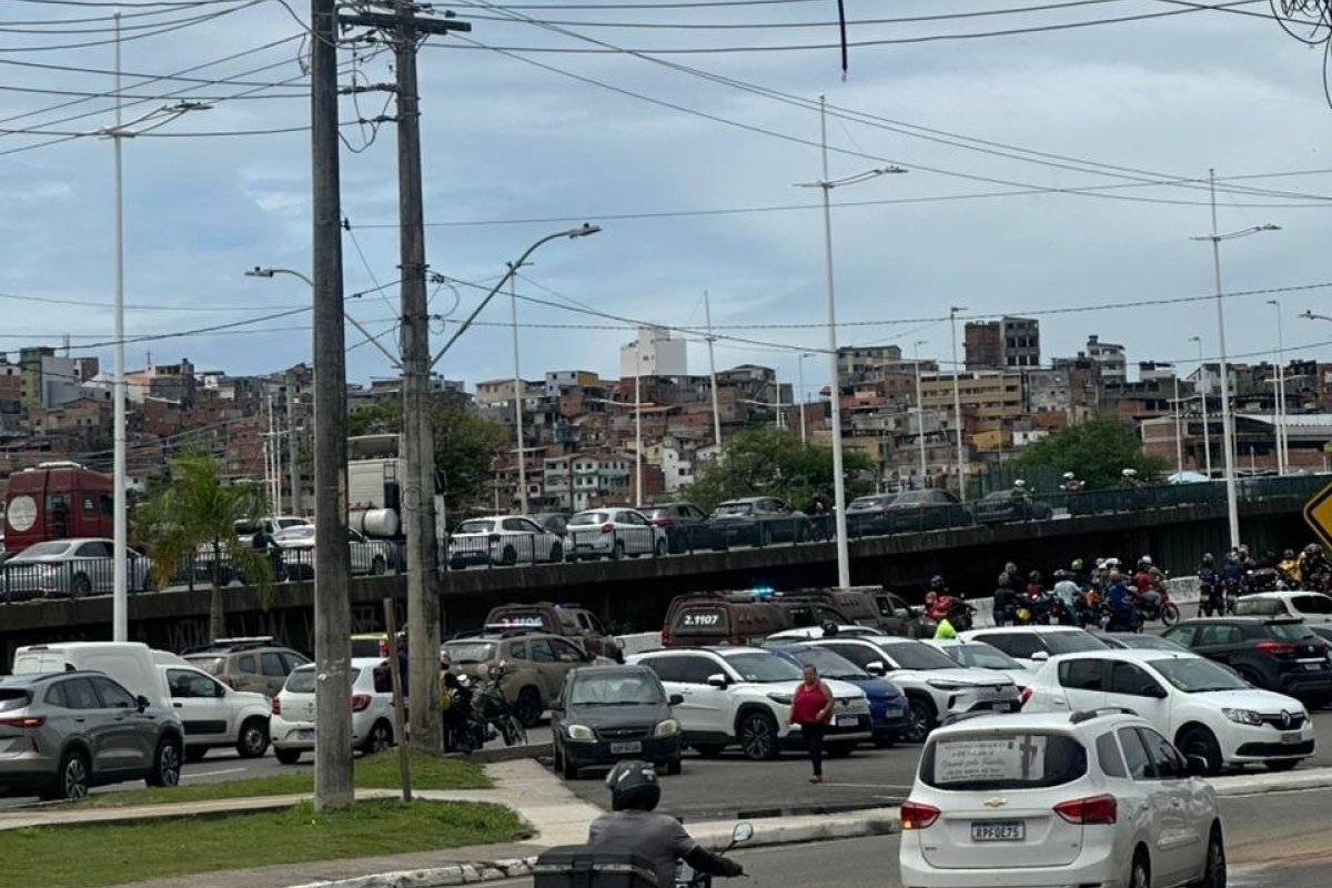 Vídeo: Motoboys fecham avenidas e protestam contra alta dos combustíveis em Salvador