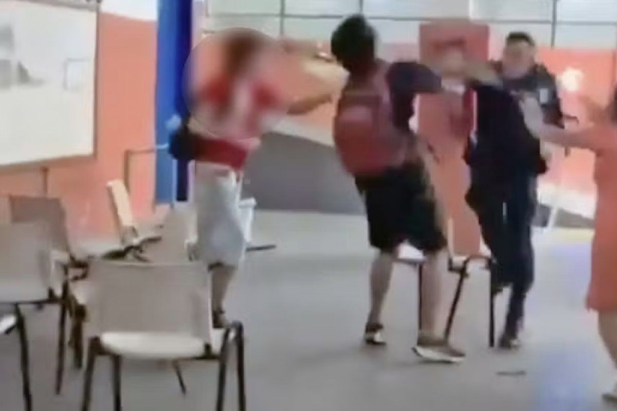 Vídeo: PM agride estudantes com tapas durante protesto em colégio estadual no Rio 