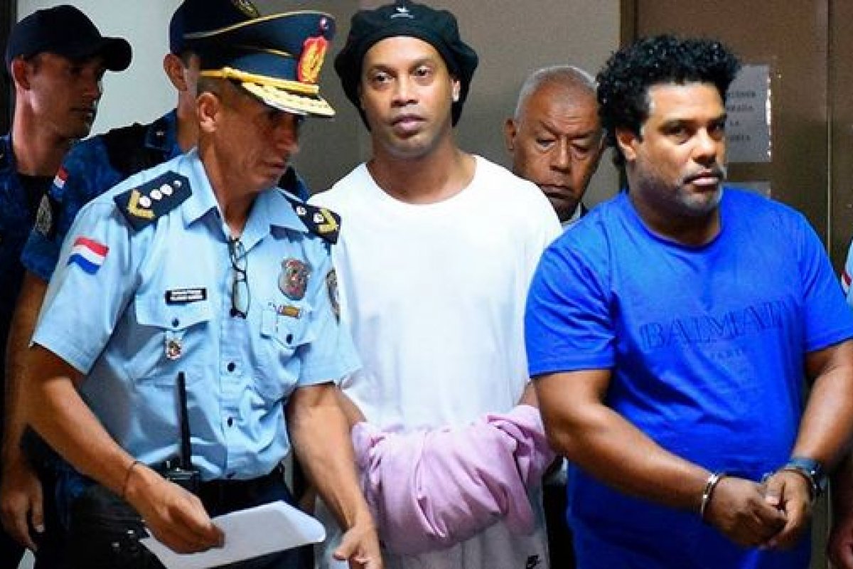 Defesa de Ronaldinho solicita mudança para prisão domiciliar