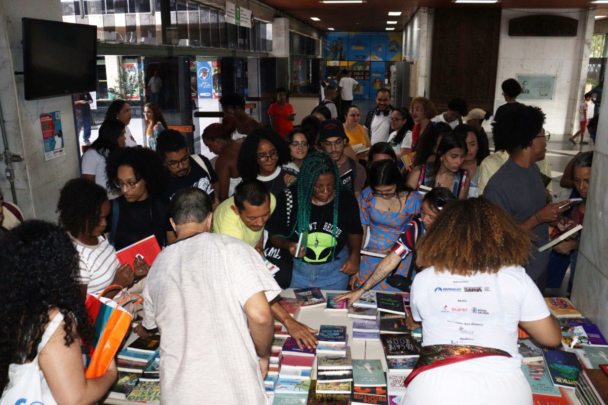  "Amor de Primeira": Biblioteca Central da Bahia recebe evento literário com troca de livros por leite