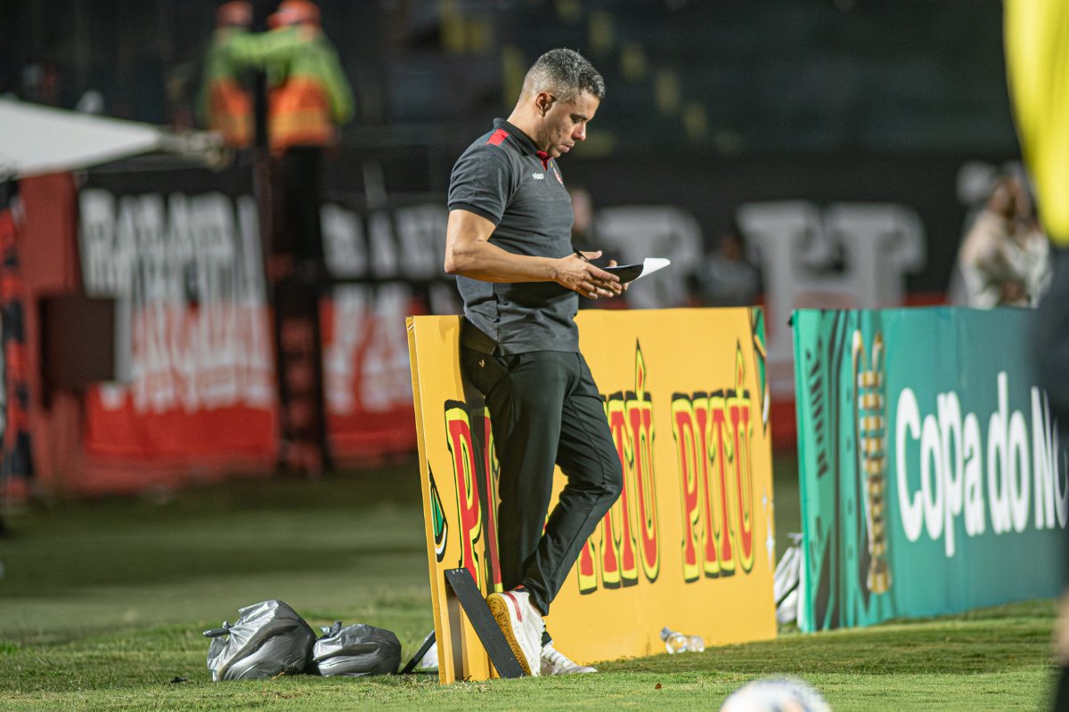 Vitória leva virada, e Jair aponta "apagão" após parada técnica