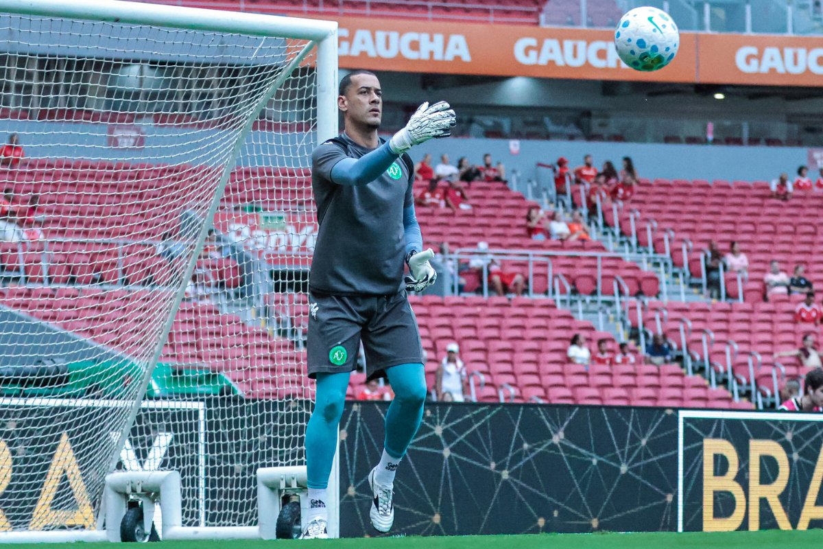 Bahia acerta contratação do goleiro Léo Vieira para suprir desfalque
