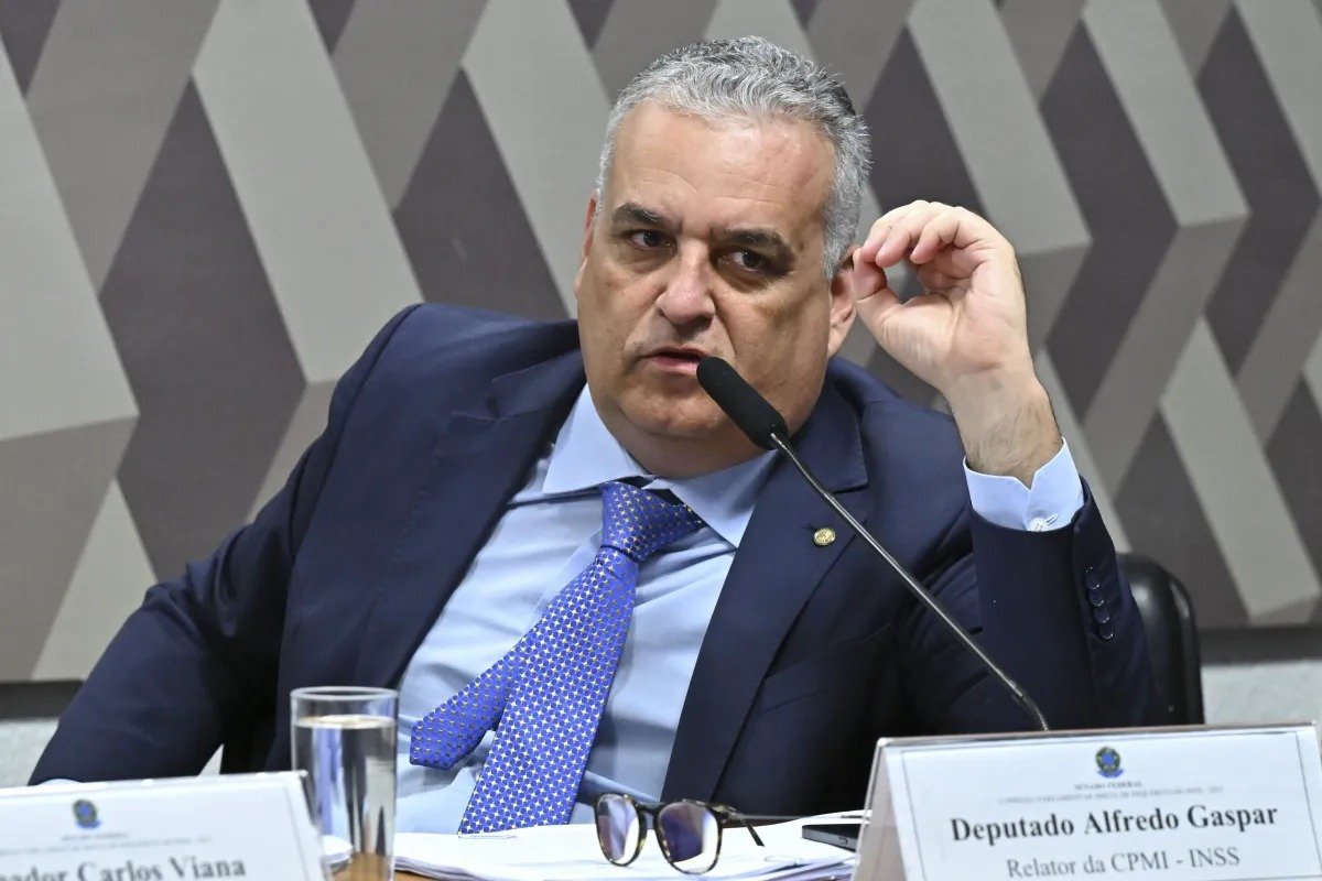 Relator da CPI do INSS vincula fraudes ao governo Lula e preserva Bolsonaro