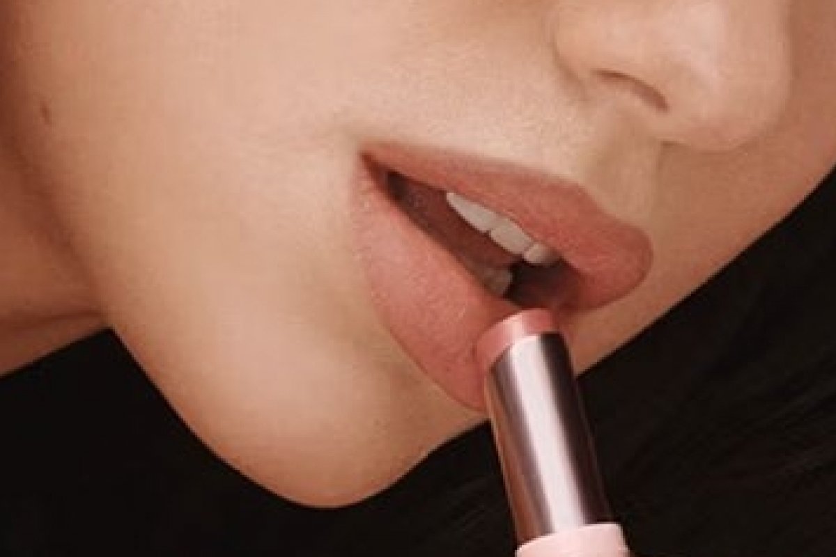  Dua Lipa apresenta nova linha para os lábios da  Yves Saint Laurent Beauty!  