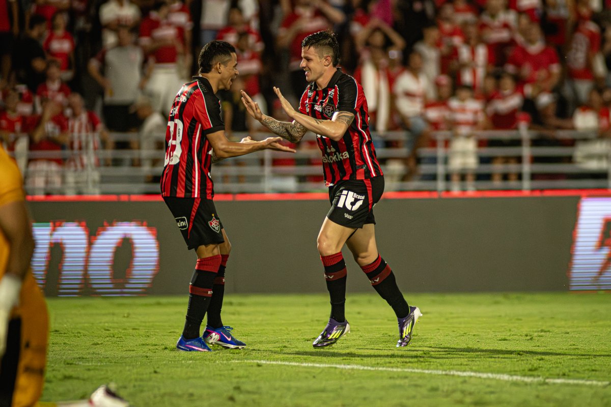 Vitória vence CRB e conquista primeiro triunfo na Copa do Nordeste