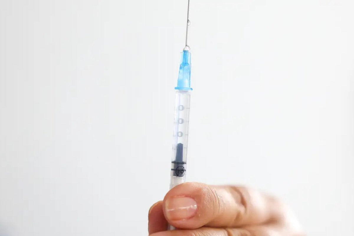 Adolescentes ainda não vacinados contra HPV acendem alerta no Brasil