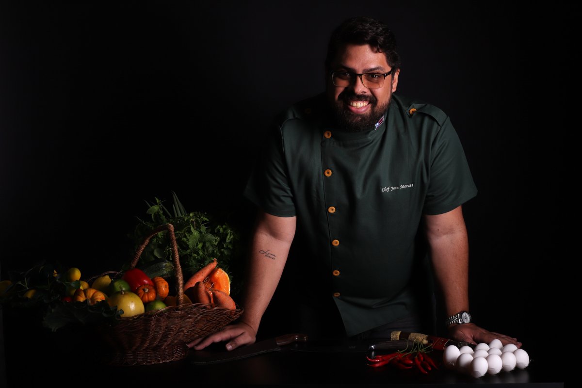 Chef Jota Moraes troca a boemia do Carmo pela do Rio Vermelho!