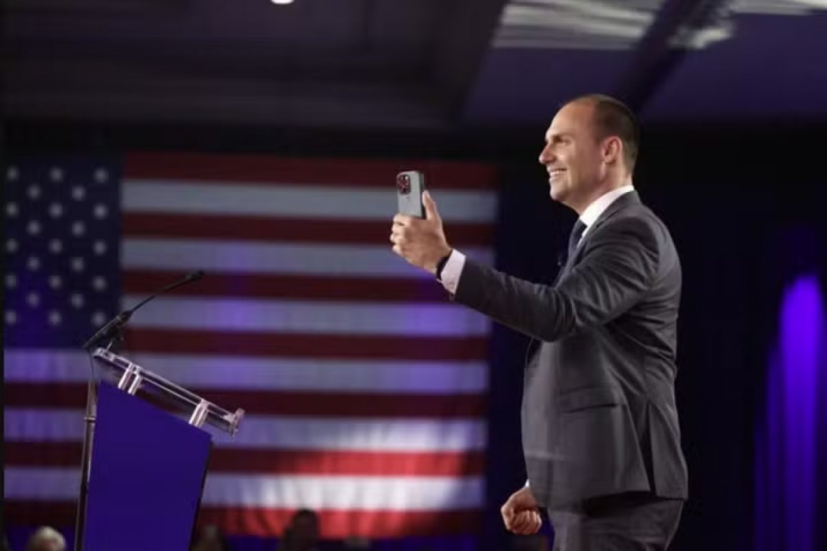 Moraes manda defesa de Bolsonaro explicar declaração de Eduardo nos EUA sobre suposto acesso do ex-presidente a vídeo