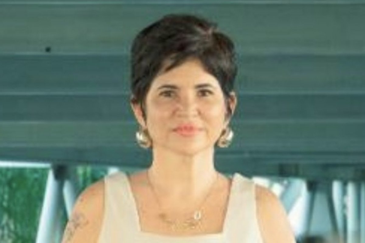 Jornalista Adriana Oliveira lança o seu primeiro livro, Cartas de uma repórter!
