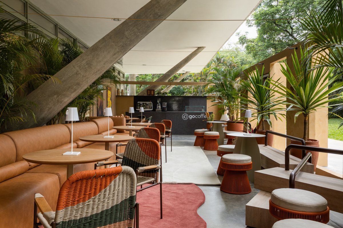 Maior rede de cafés especiais do país, apresenta flagship inspirada no "caramelo" durante a Bienal de Arquitetura! 