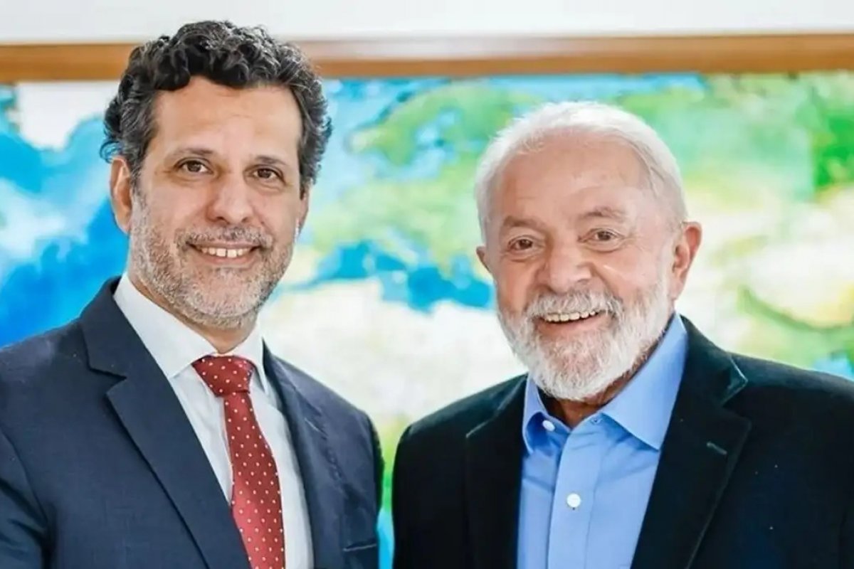 Lula anuncia novo ministro da Educação após saída de Camilo Santana