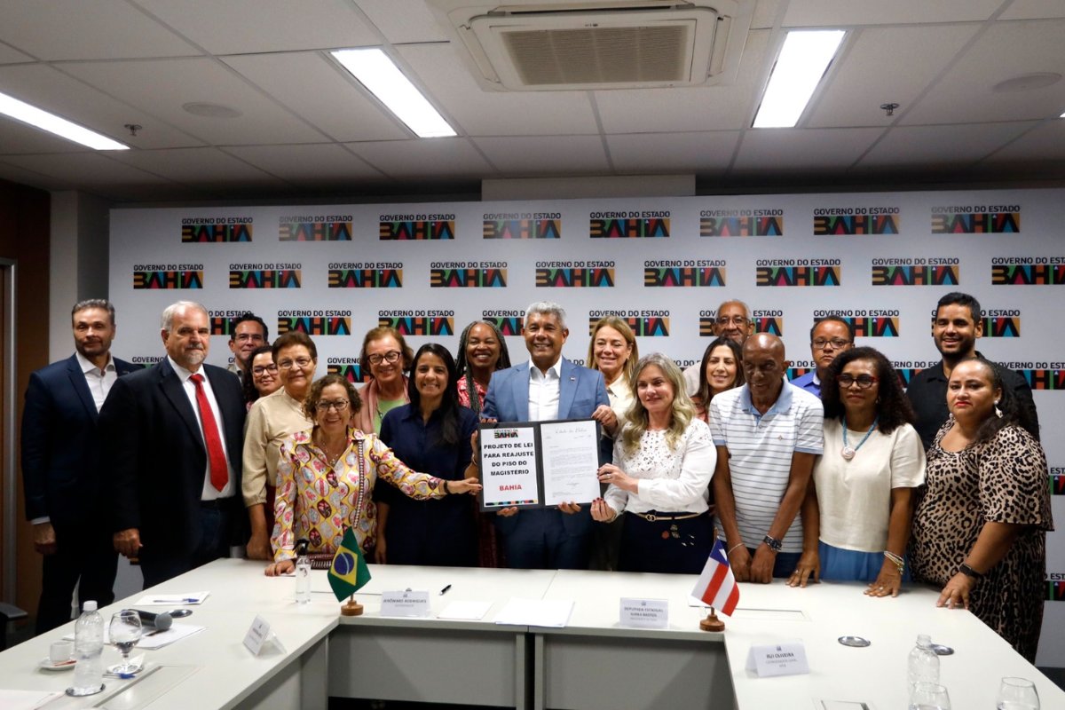 Jerônimo envia proposta de reajuste do piso dos professores para análise da ALBA