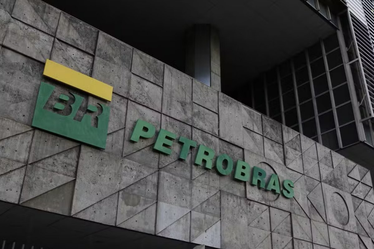 Petrobras eleva preço médio do querosene de aviação em 55% para distribuidoras 