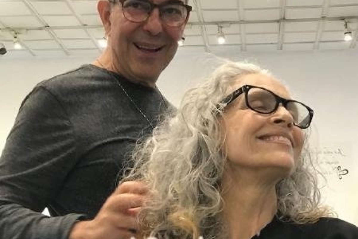 Sonia Braga surge com  novo visual