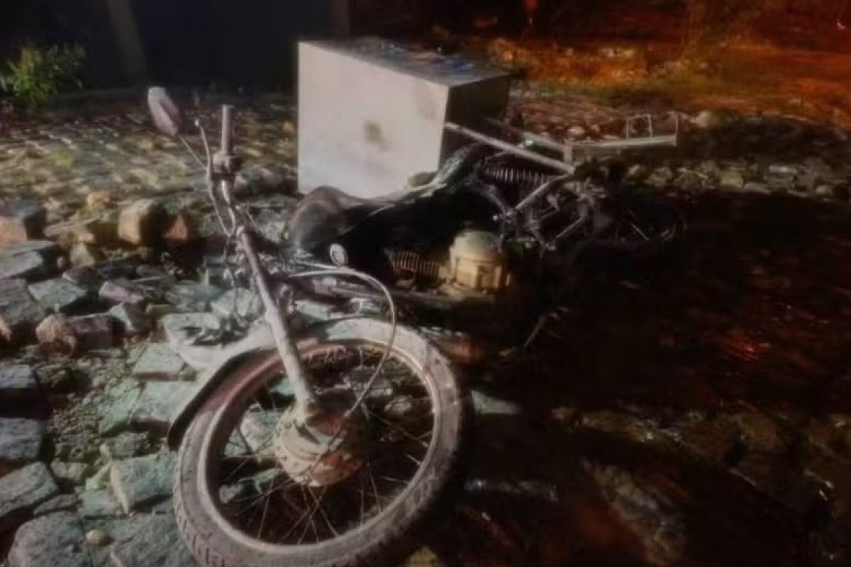 Homem é preso depois de por fogo em moto de entregador na Bahia