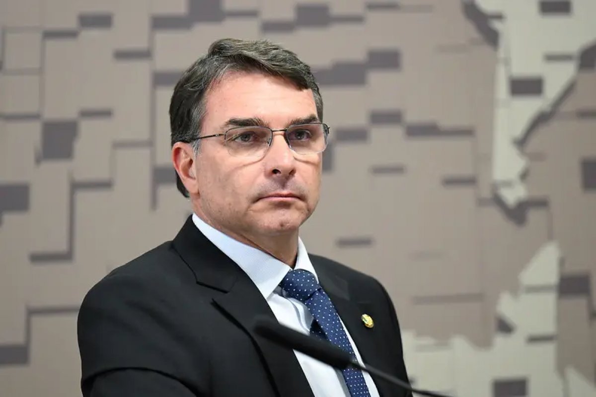 Vídeo: Flávio Bolsonaro rebate PT e diz que 'sonho do Lula é taxar' Pix