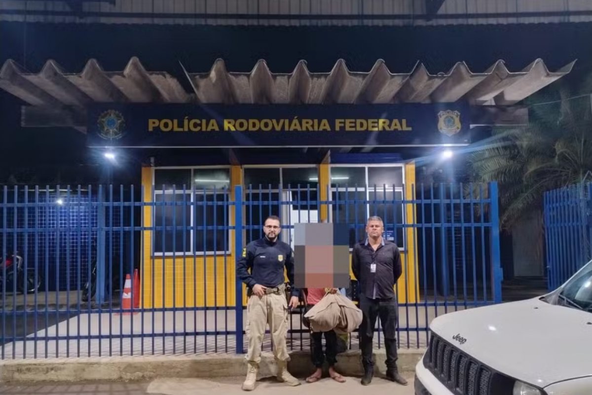 Adolescente é apreendido após aprender a dirigir na internet e furtar carro dos pais para encontrar garota do Roblox