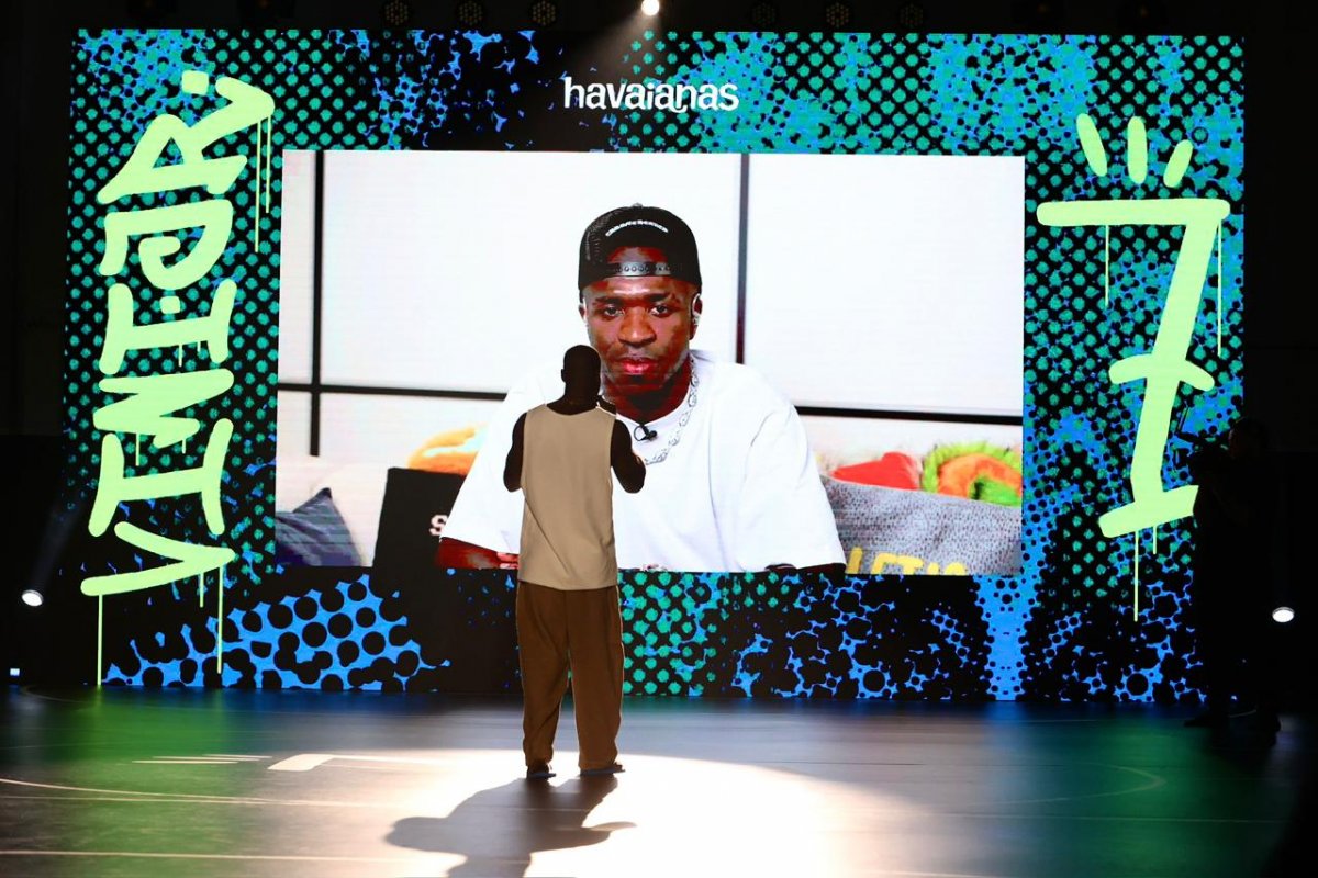 Onde tudo começou: Havaianas celebra collab com Vini Jr. em São Gonçalo! 