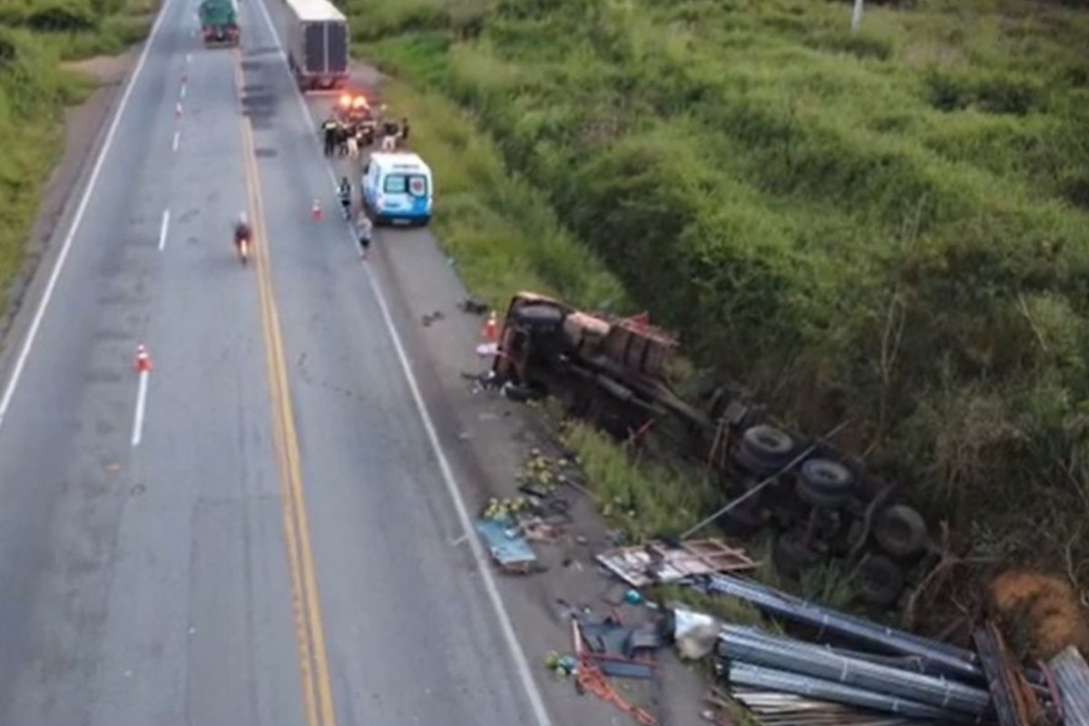 Caminhoneiro morre após carreta tombar em rodovia da Bahia 