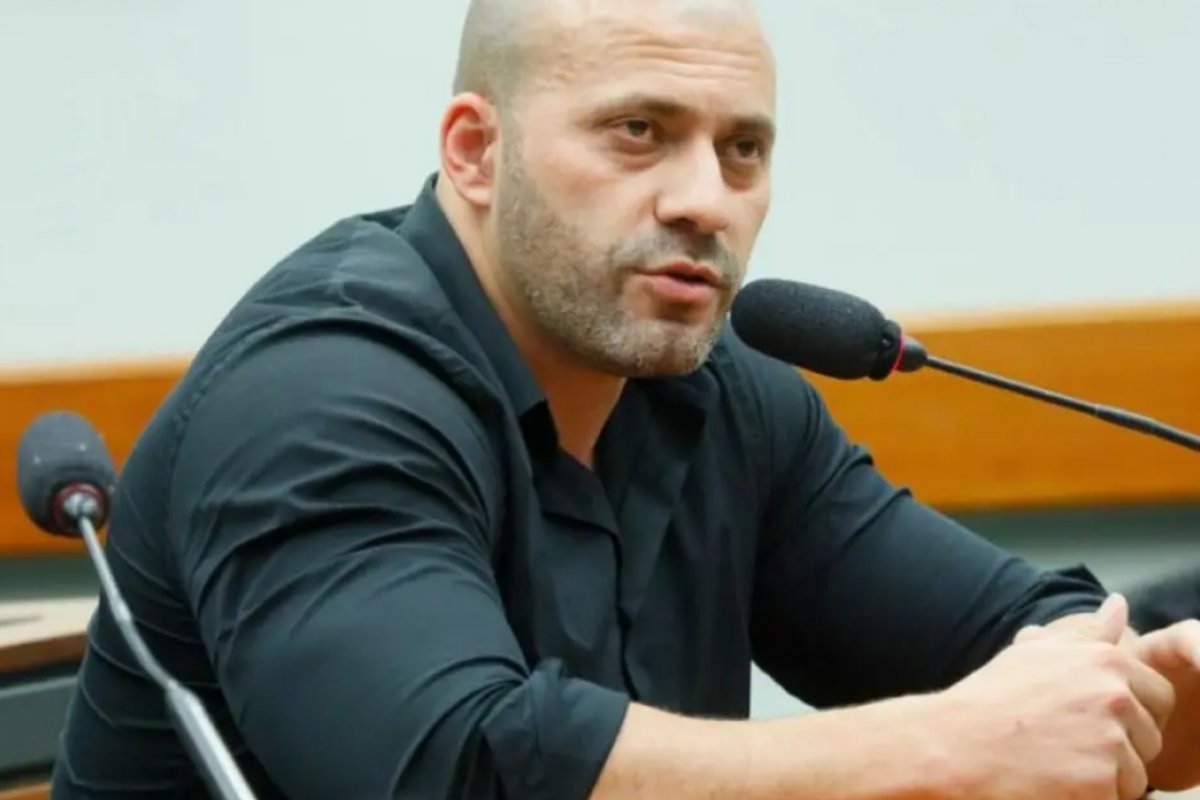 Moraes vota em manter restrições a Daniel Silveira no regime aberto