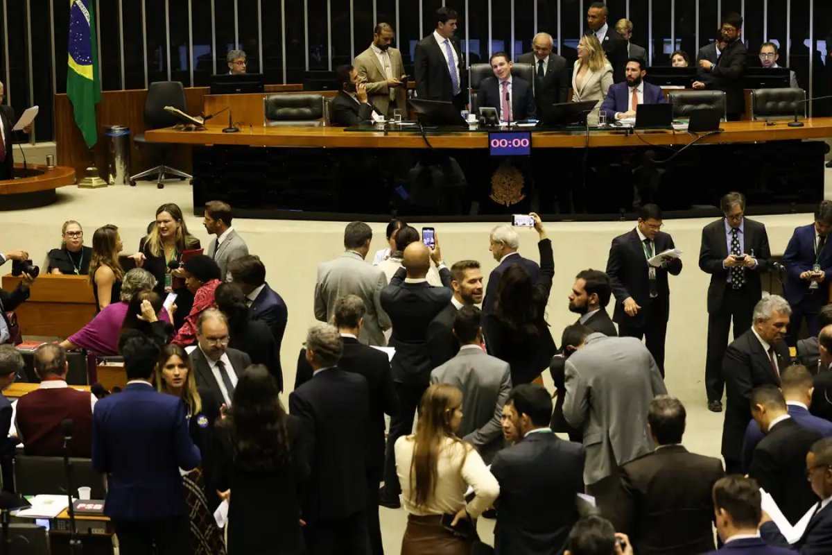 Janela partidária leva pelo menos 85 deputados a trocar de partido para eleição