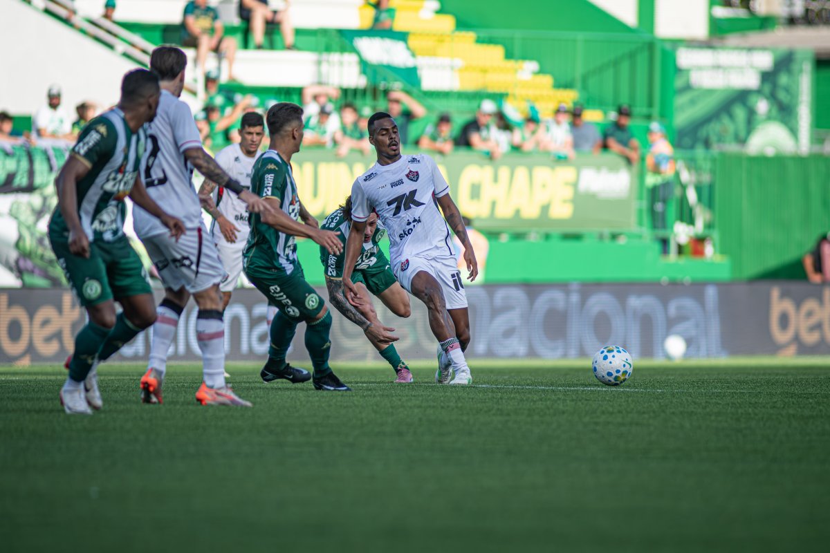 Vídeo: Com um a menos, Vitória arranca empate nos acréscimos com a Chapecoense; confira o gol do Leão