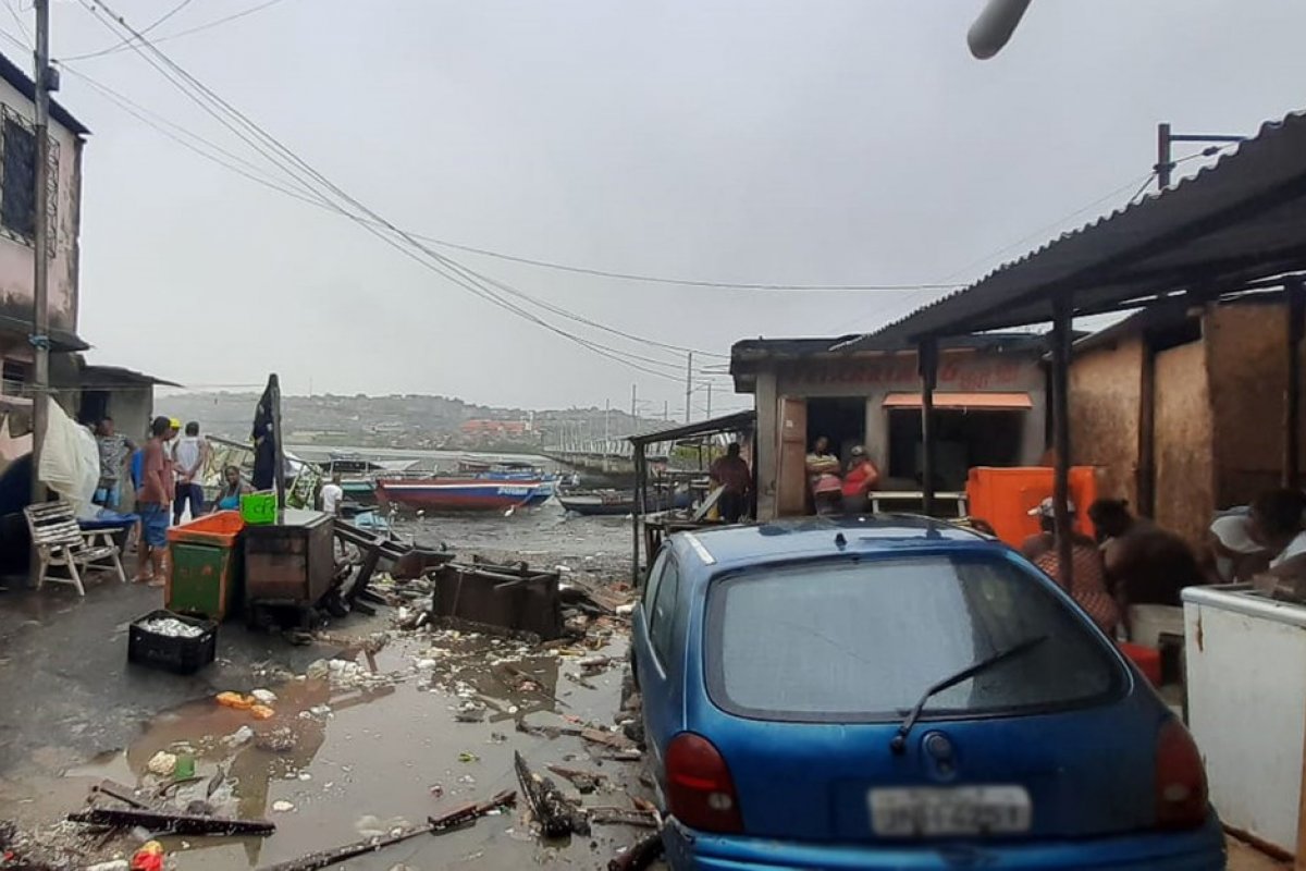Chuva e maré alta causam estragos no Porto das Sardinhas, em Salvador