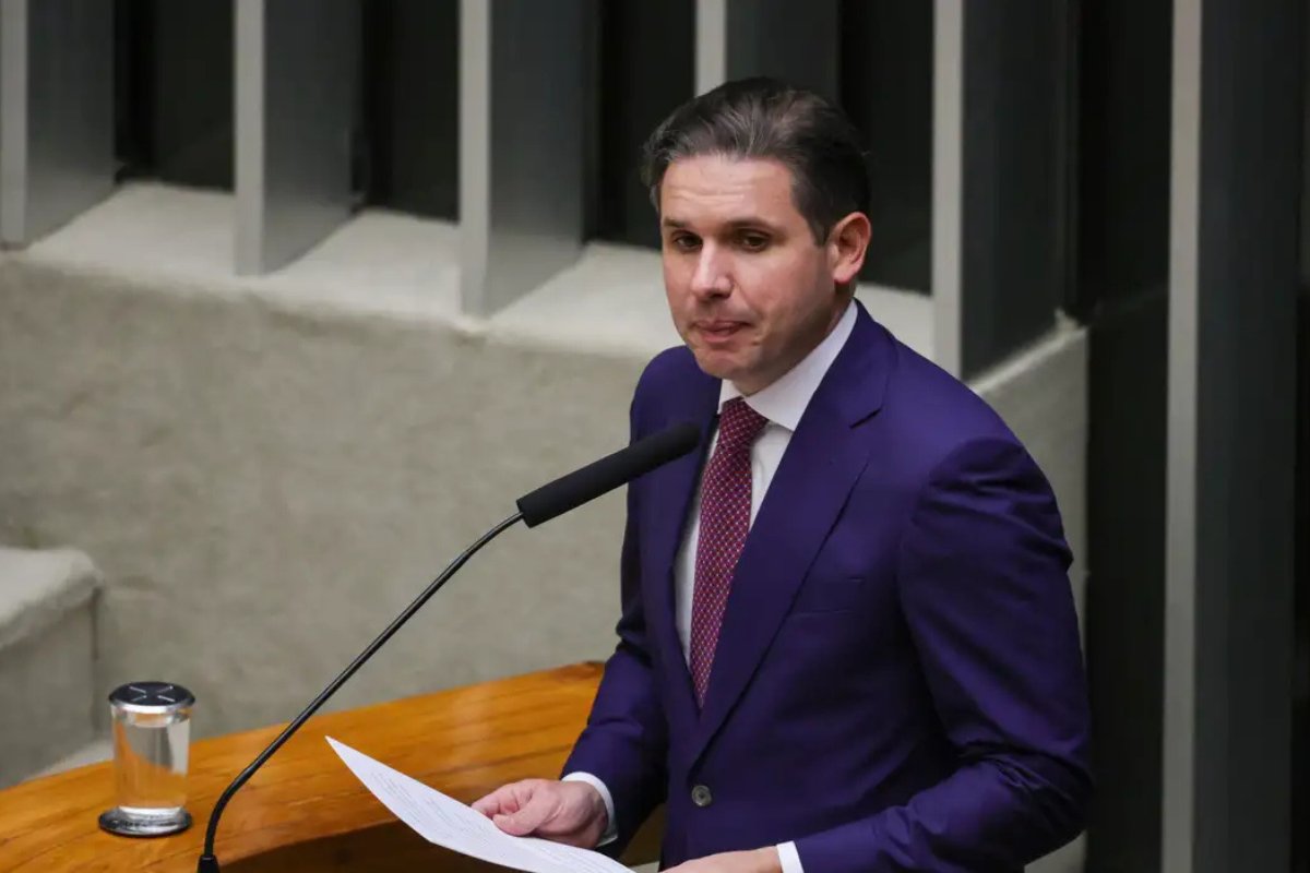 PT e PL se unem em projeto que exige mais transparência de Hugo Motta