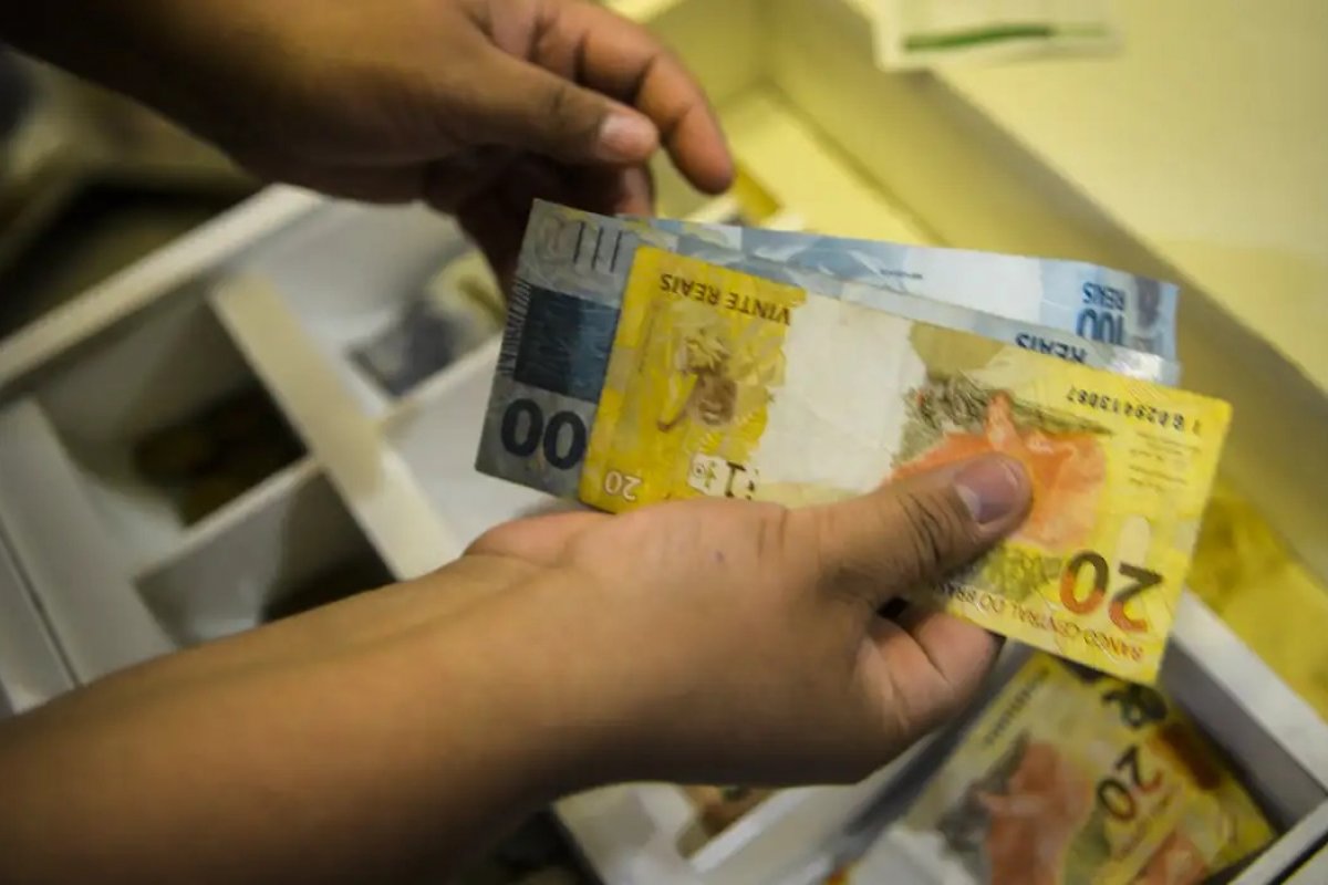Superendividamento reduz em 40% o impacto da alta da renda sobre o consumo, diz estudo