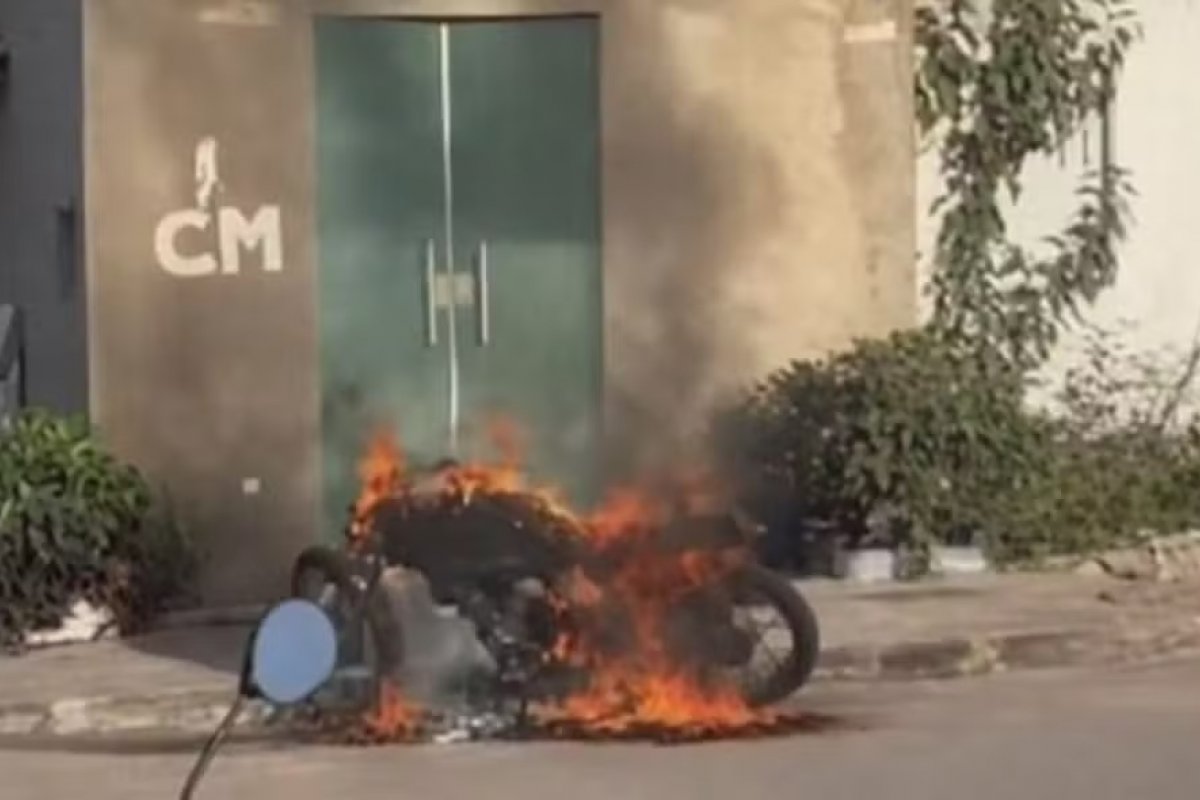 Mulher é presa sob suspeita de por fogo em motocicleta e danificar salão de beleza 