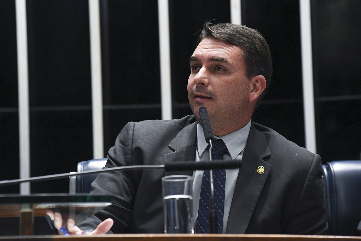 Flávio Bolsonaro liga para Eduardo e Nikolas Ferreira para mediar briga entre os dois, diz coluna