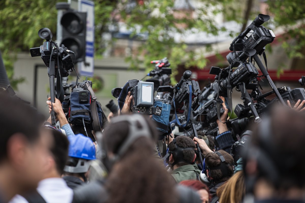 900 mil ataques virtuais foram registrados contra jornalistas em 2025, aponta ABERT
