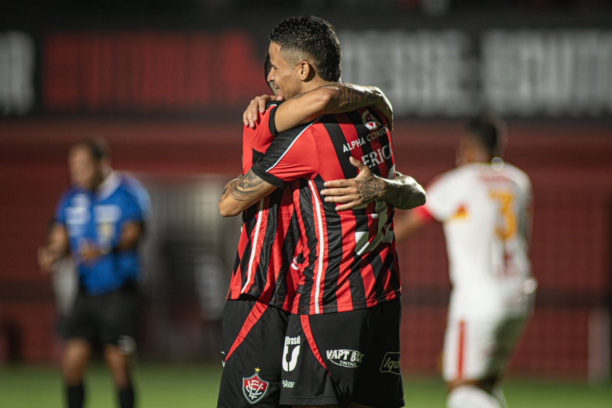 Vitória goleia Juazeirense no Barradão e assume liderança do Grupo A, na Copa do Nordeste
