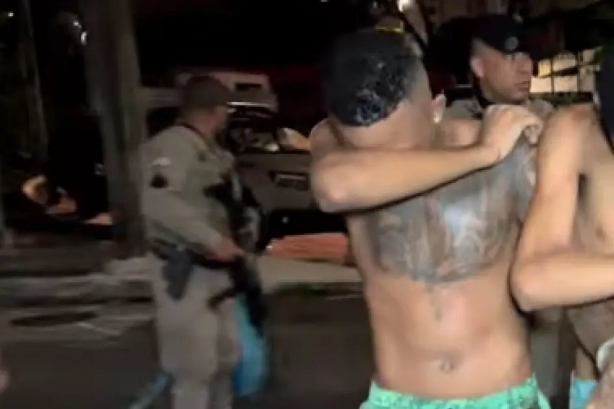 Dupla suspeita de envolvimento com tráfico de drogas é presa em Cosme de Farias 