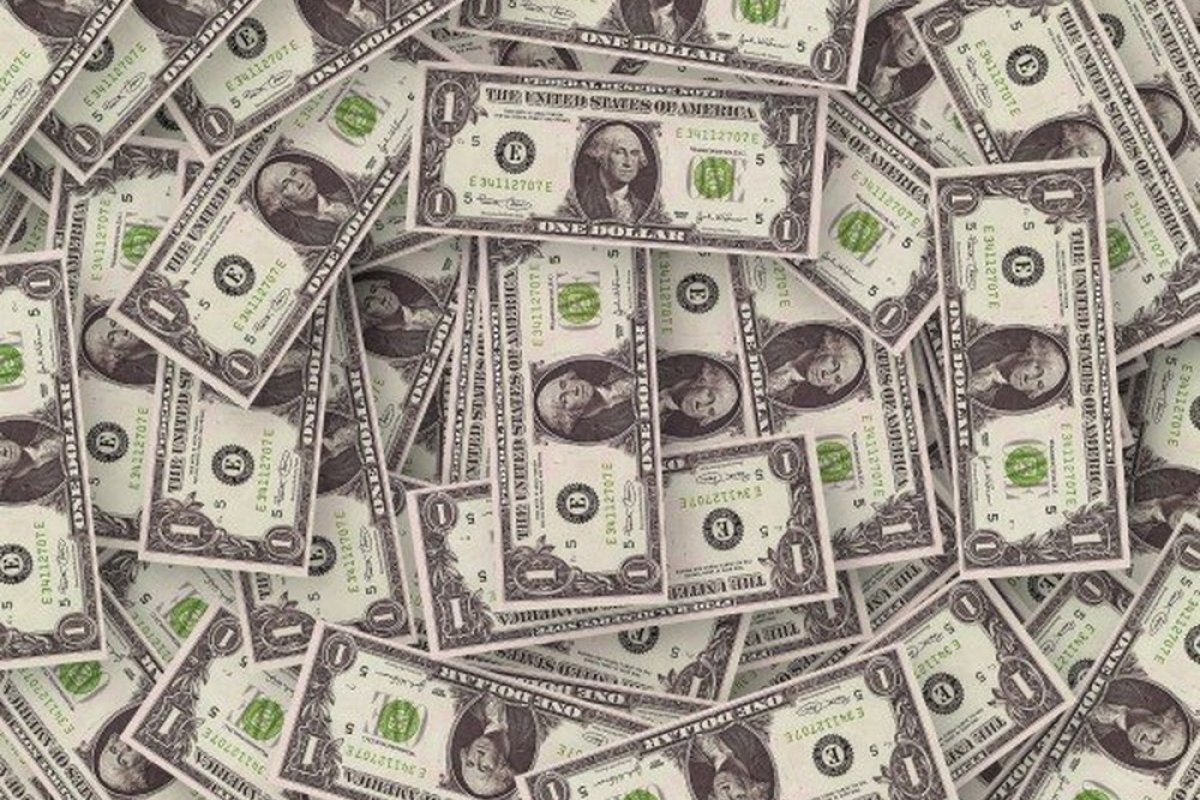 Dólar opera em queda, abaixo de R$ 4,70