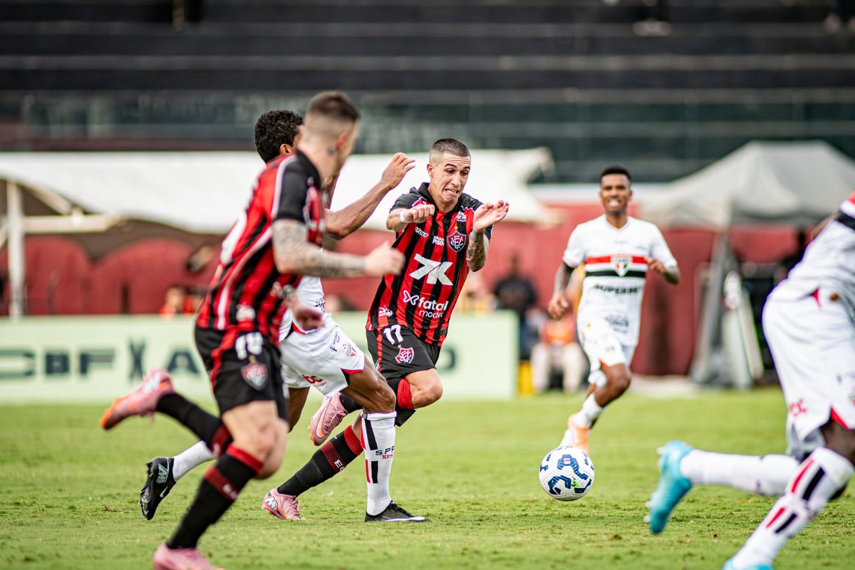 Vitória encara vice-líder São Paulo sob pressão e com defesa desfalcada