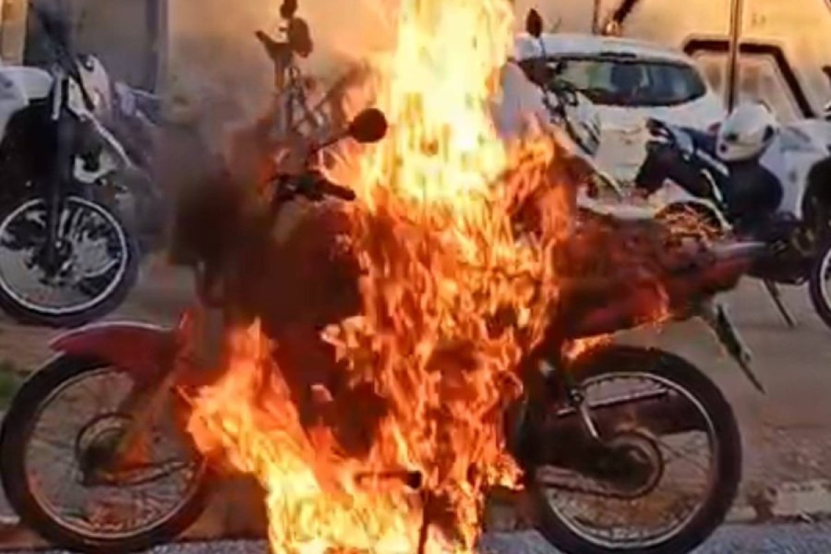 Sem CNH e com pneu desgastado, motociclista ateia fogo na própria moto durante blitz