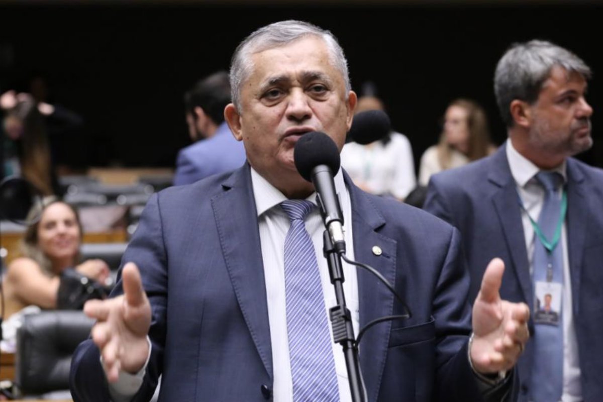 Lula escolhe líder do governo na Câmara como ministro da articulação política