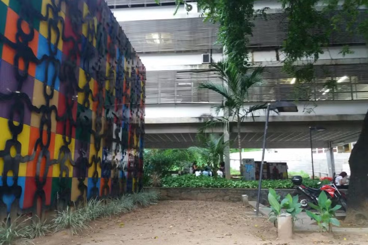 UFBA abre vagas para projeto gratuito de alfabetização e letramento digital para idosos em Salvador
