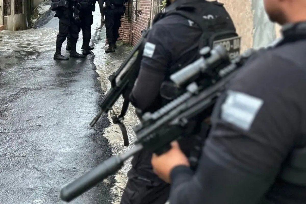 Operação policial prende mais de 70 acusados de integrar facções criminosas na Bahia 