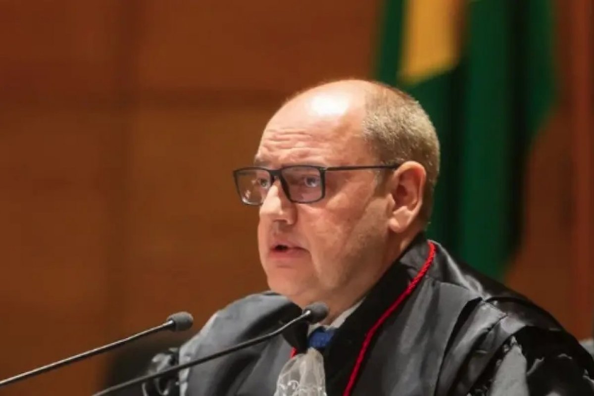 Governador interino do RJ recebe mais de R$190 mil em diário e amplia salário com viagens internacionais