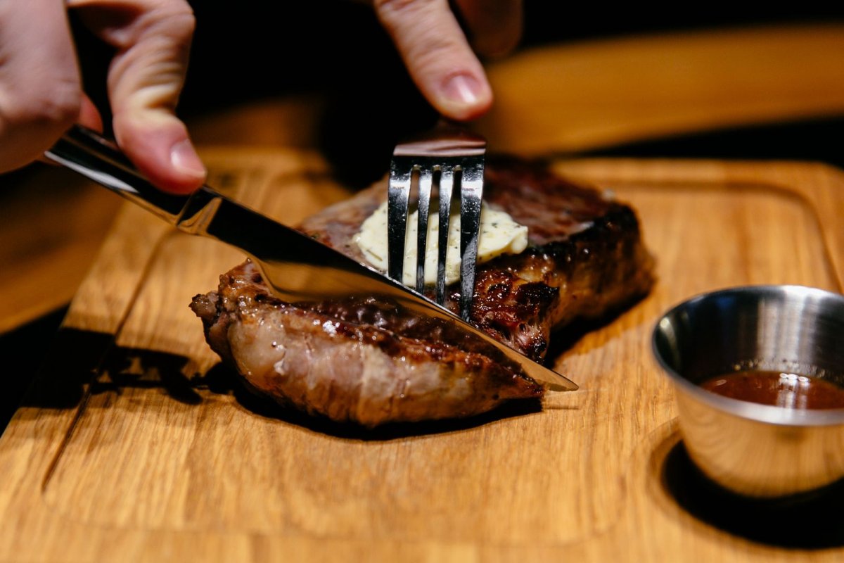 Proteína em excesso pode prejudicar os rins: médica explica os riscos por trás das dietas da moda! 