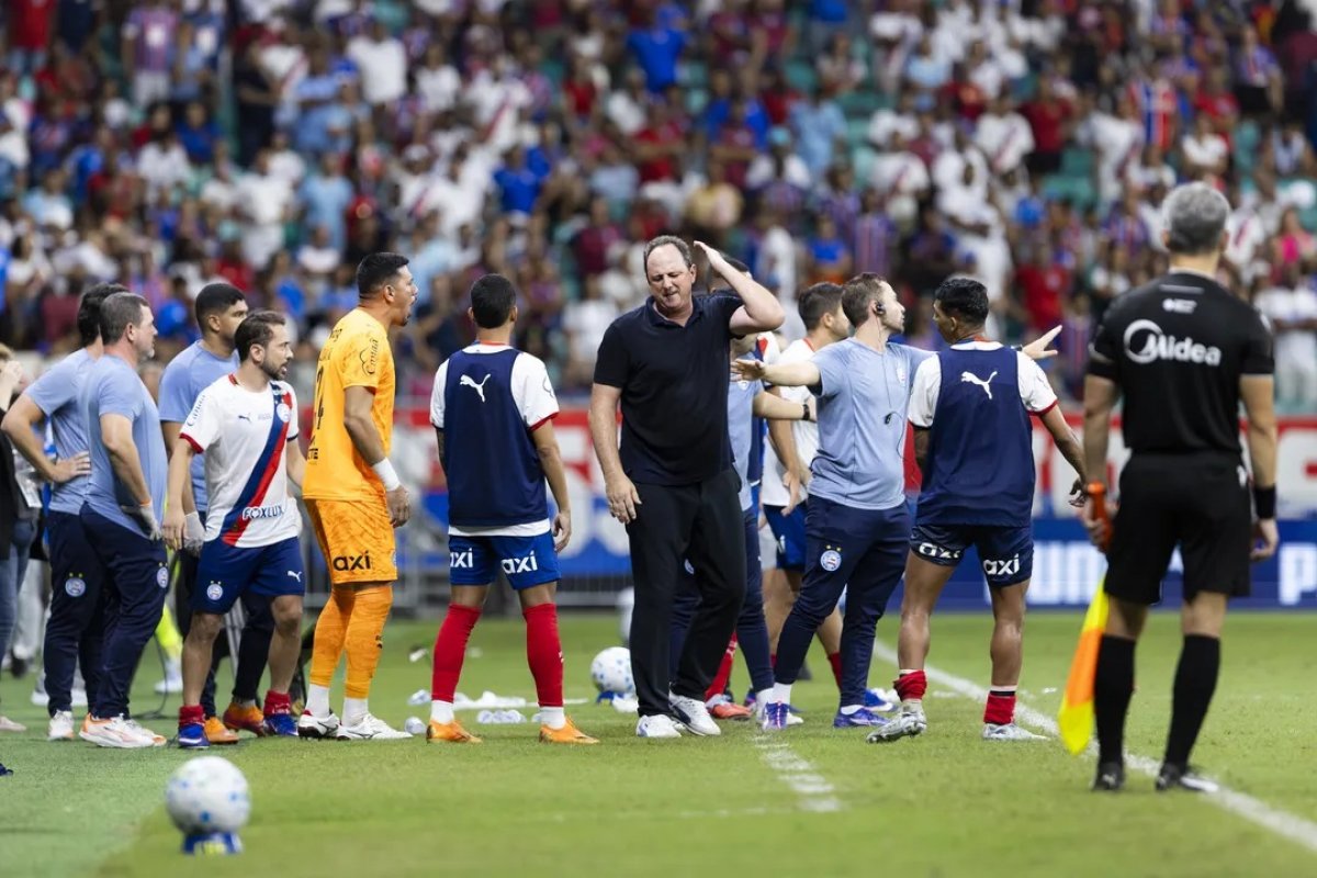 STJD denuncia Bahia, Ceni, Cadu Santoro e David Duarte por polêmicas em derrota para o Palmeiras