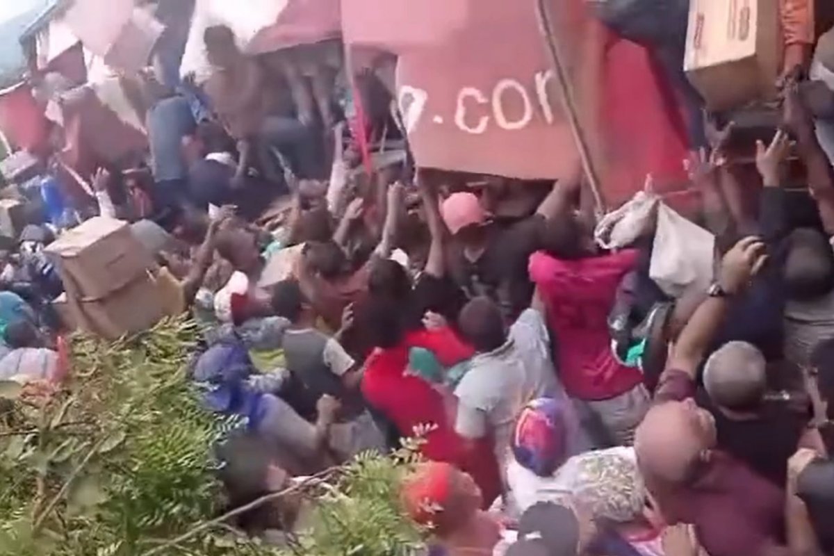 Vídeo: carreta tomba e carga de leite em pó é saqueada por multidão na BR-116, na Bahia 