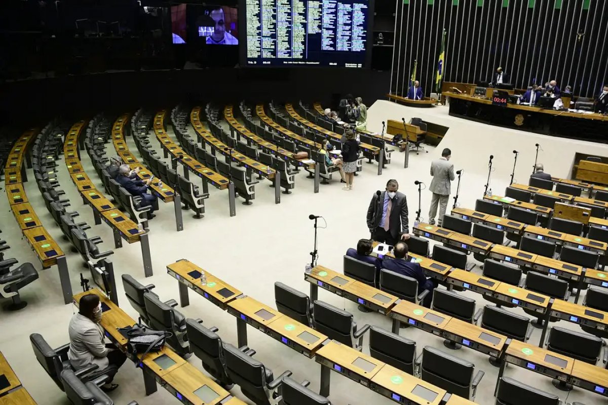 Nove servidores concursados da Câmara receberam R$ 2,8 milhões em horas extras desde 2023