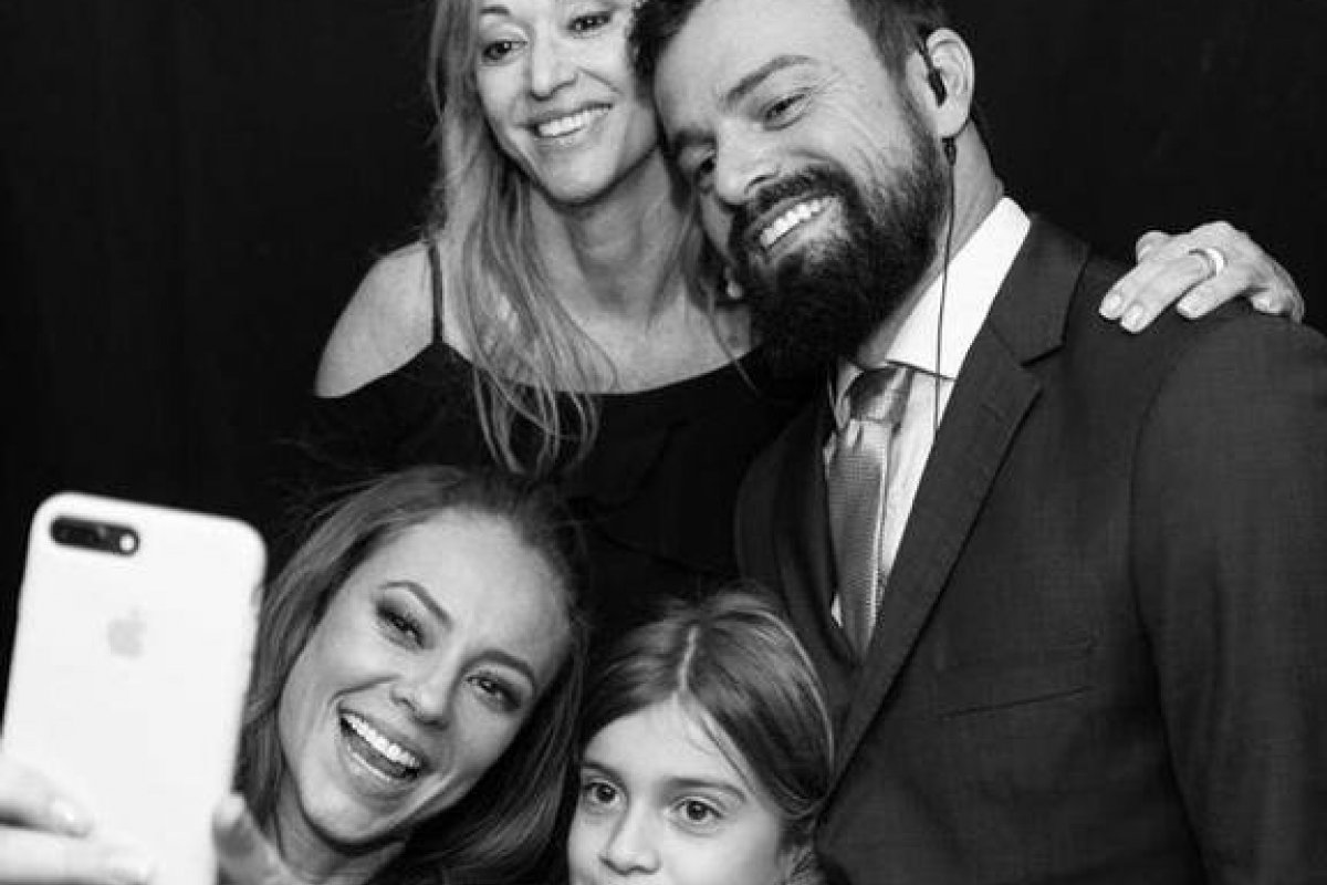 Paolla Oliveira posa com a sogra e a enteada no Instagram do namorado 