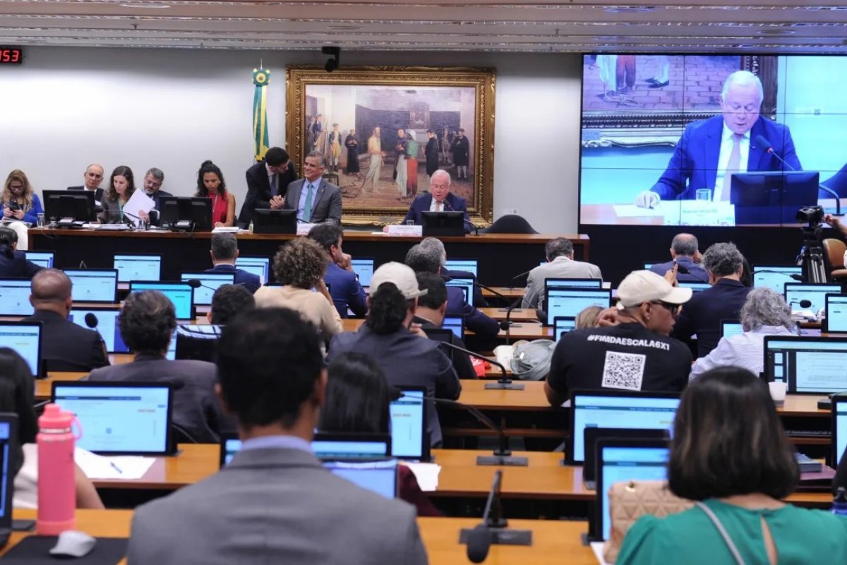 Escala 6x1: análise da PEC na CCJ da Câmara é adiada após parlamentares pedirem vista
