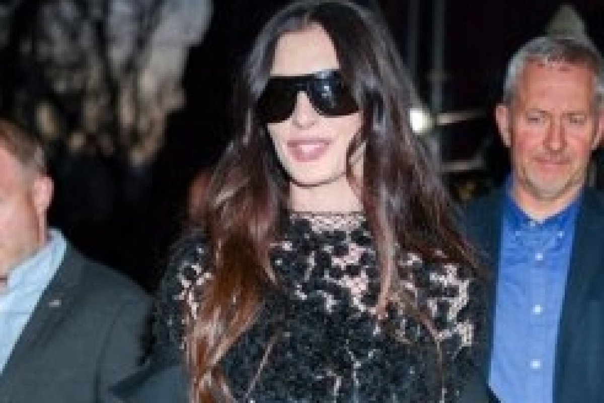 Calvin Klein veste Anne Hathaway para a listening party e evento de Q&A de Mother Mary! 
