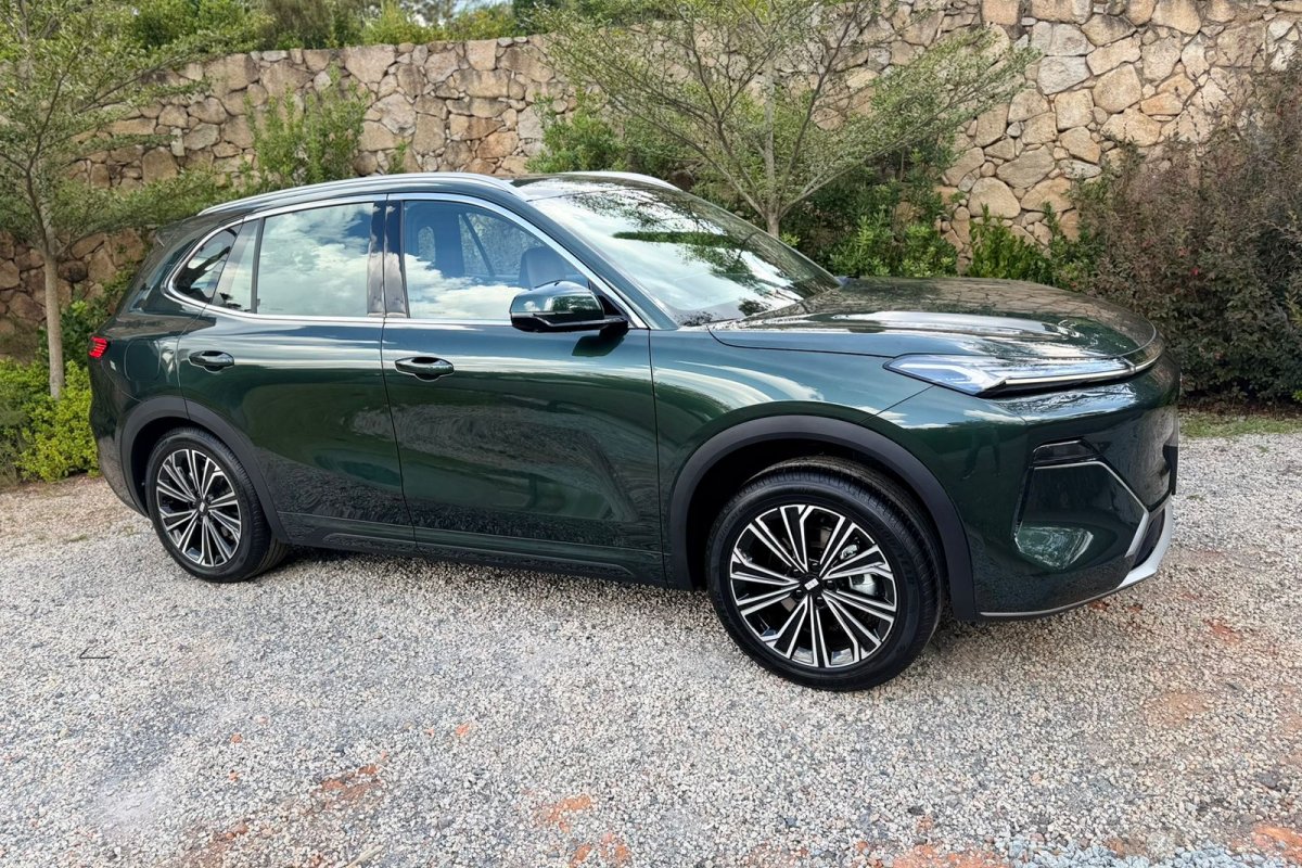 Geely EX5 EM-i estreia com promessa de 1.300km de autonomia 