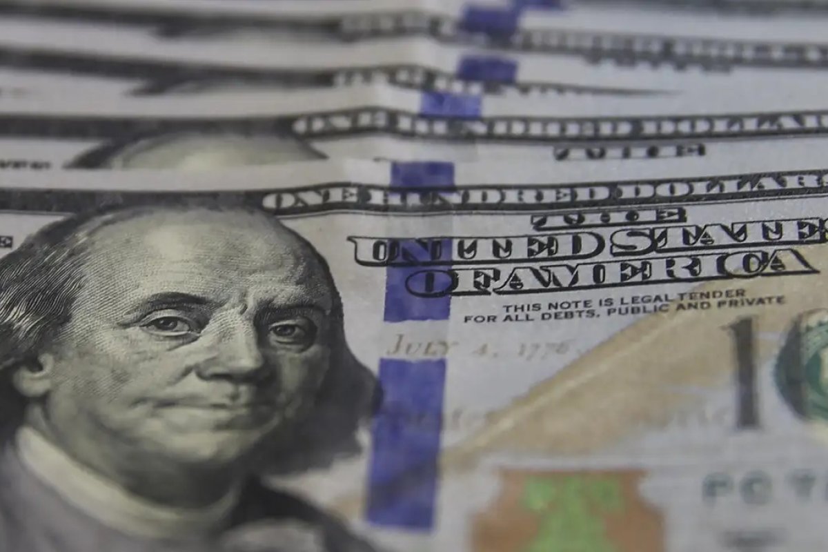 Dólar fecha a R$ 4,99 e Bolsa cai com aguardo de negociações da guerra